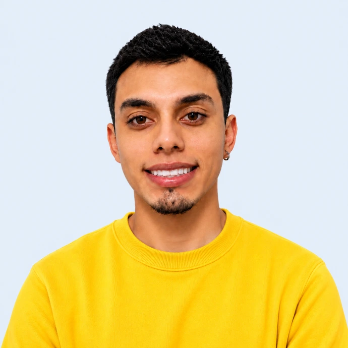 Jordan Covilla con saco amarillo y sonrisa, en un retrato profesional de A Soltar La Lengua.